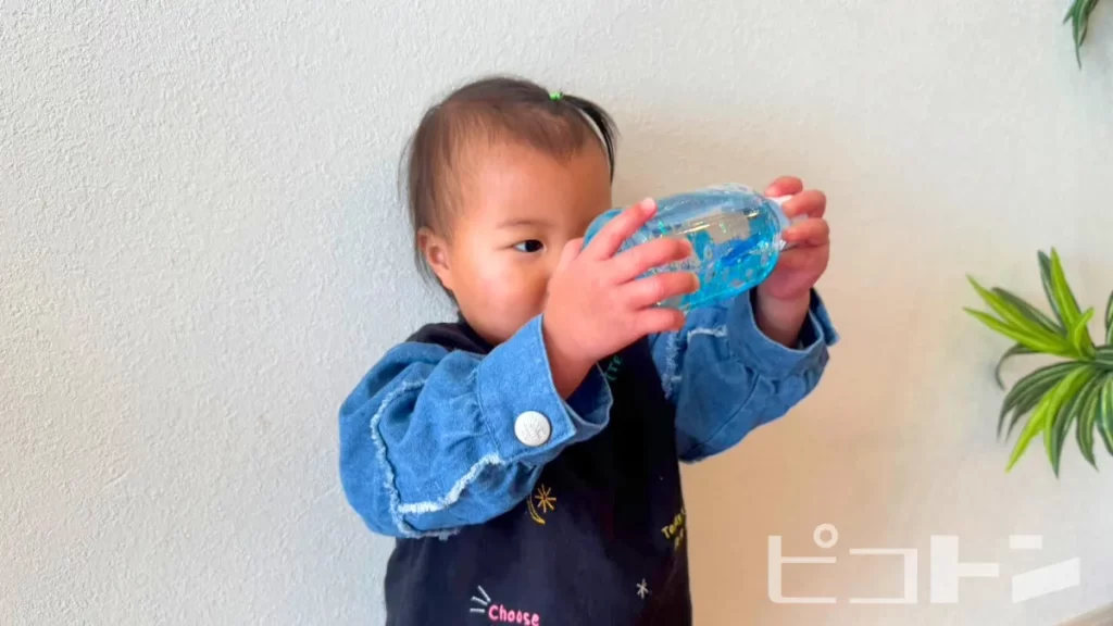 センサリーボトルを見ている